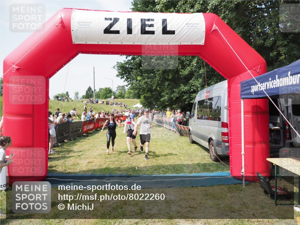 21.06.2025 - 27. Vierlanden-Triathlon MichiJ http://msf.ph/oto/8022260 15.06.2026 11:37:32 Ziel 586, 611 meine-sportfotos.de