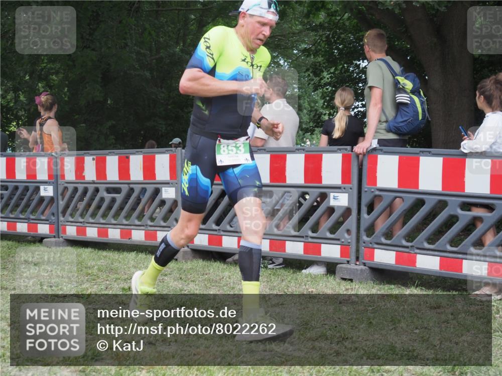 21.06.2025 - 27. Vierlanden-Triathlon KatJ http://msf.ph/oto/8022262 15.06.2025 13:21:38 Ziel 844, 853 meine-sportfotos.de