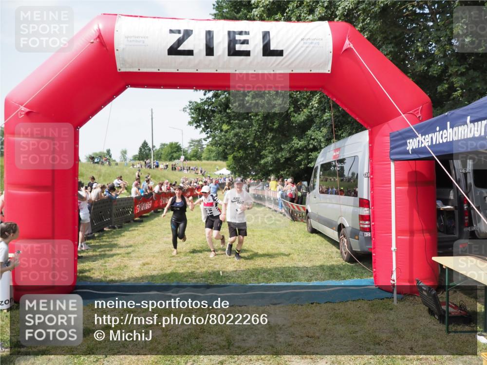 21.06.2025 - 27. Vierlanden-Triathlon MichiJ http://msf.ph/oto/8022266 15.06.2026 11:37:33 Ziel 586, 611, 615 meine-sportfotos.de