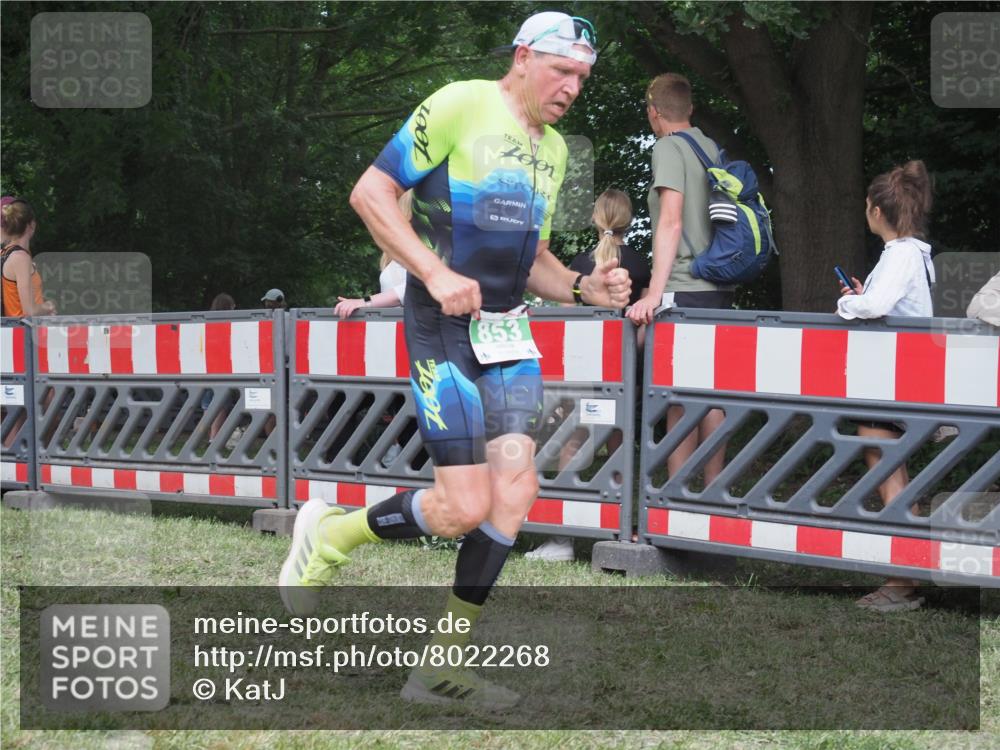 21.06.2025 - 27. Vierlanden-Triathlon KatJ http://msf.ph/oto/8022268 15.06.2025 13:21:38 Ziel 844, 853 meine-sportfotos.de