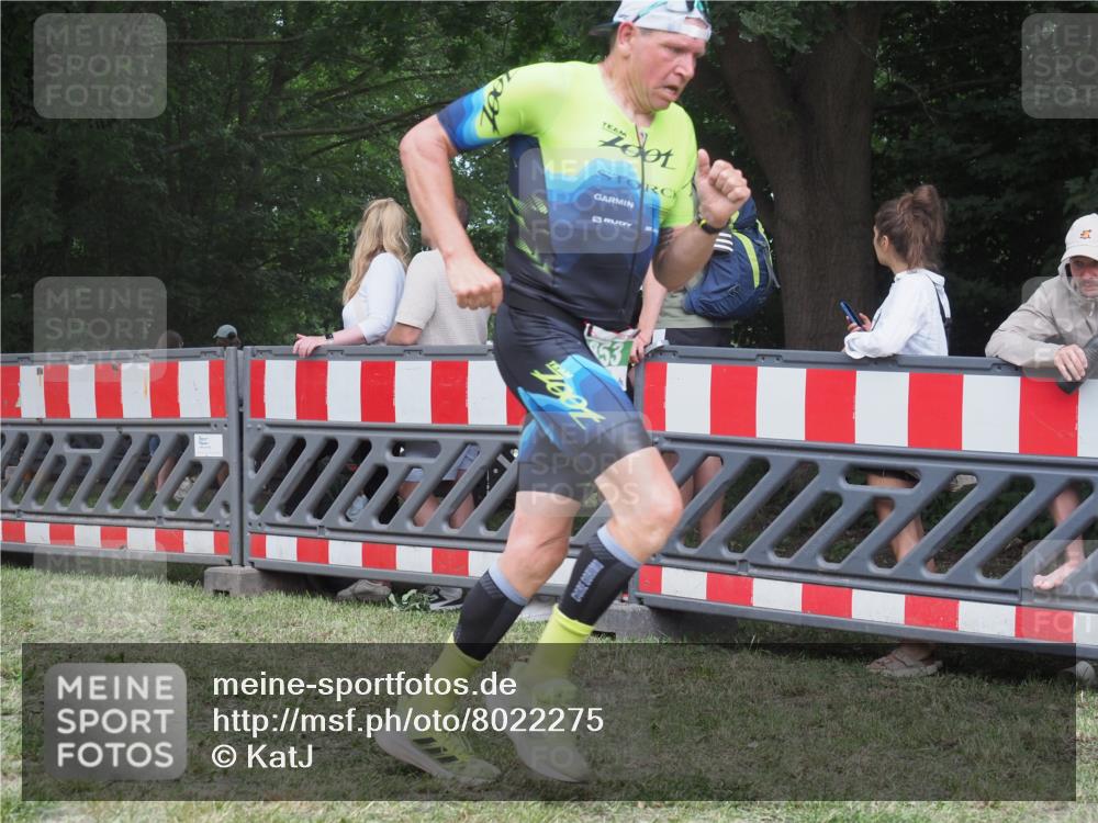 21.06.2025 - 27. Vierlanden-Triathlon KatJ http://msf.ph/oto/8022275 15.06.2025 13:21:38 Ziel 844, 853 meine-sportfotos.de