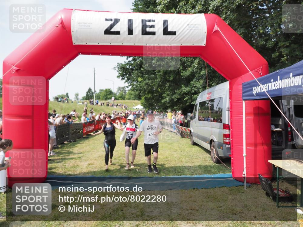 21.06.2025 - 27. Vierlanden-Triathlon MichiJ http://msf.ph/oto/8022280 15.06.2026 11:37:33 Ziel 586, 611, 615 meine-sportfotos.de