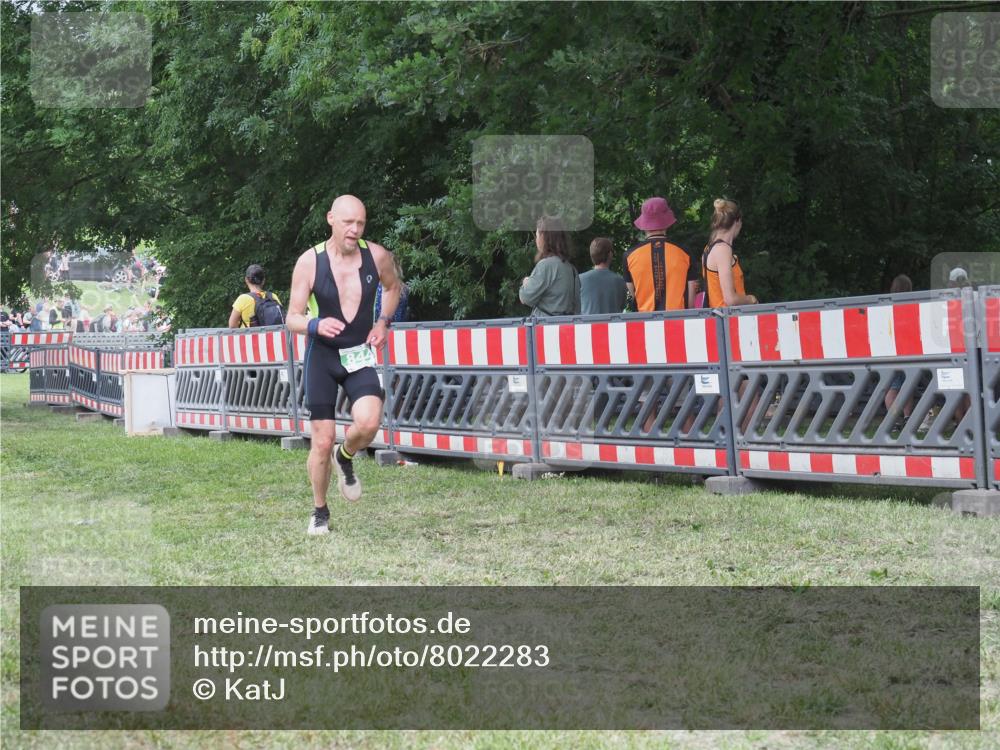 21.06.2025 - 27. Vierlanden-Triathlon KatJ http://msf.ph/oto/8022283 15.06.2025 13:21:43 Ziel 844, 859 meine-sportfotos.de