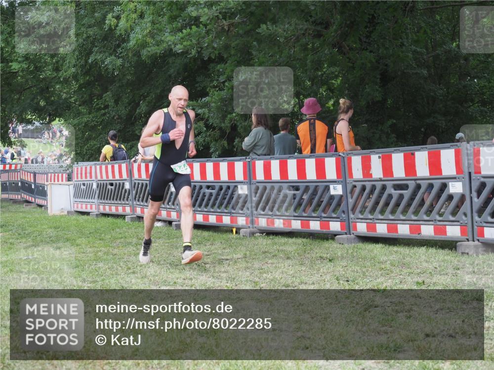 21.06.2025 - 27. Vierlanden-Triathlon KatJ http://msf.ph/oto/8022285 15.06.2025 13:21:44 Ziel 844, 859 meine-sportfotos.de