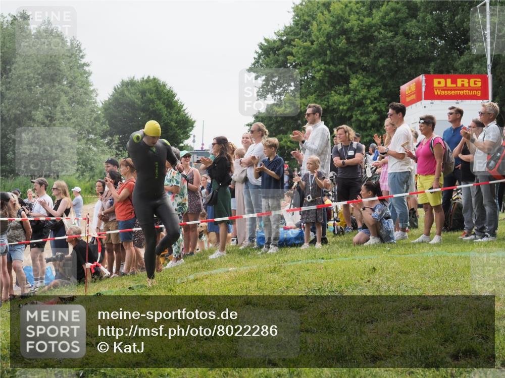 15.06.2025 - 27. Vierlanden-Triathlon KatJ http://msf.ph/oto/8022286 15.06.2025 10:54:58 Schwimmen 677, 735, 744, 761 meine-sportfotos.de