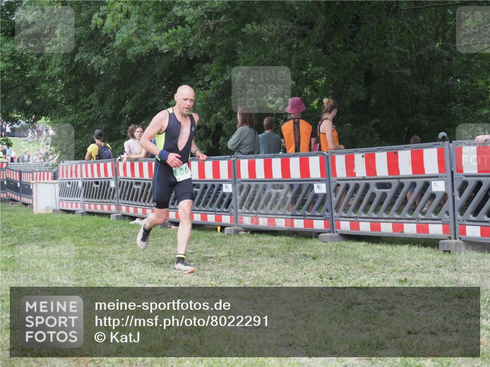 21.06.2025 - 27. Vierlanden-Triathlon KatJ http://msf.ph/oto/8022291 15.06.2025 13:21:44 Ziel 844, 859 meine-sportfotos.de