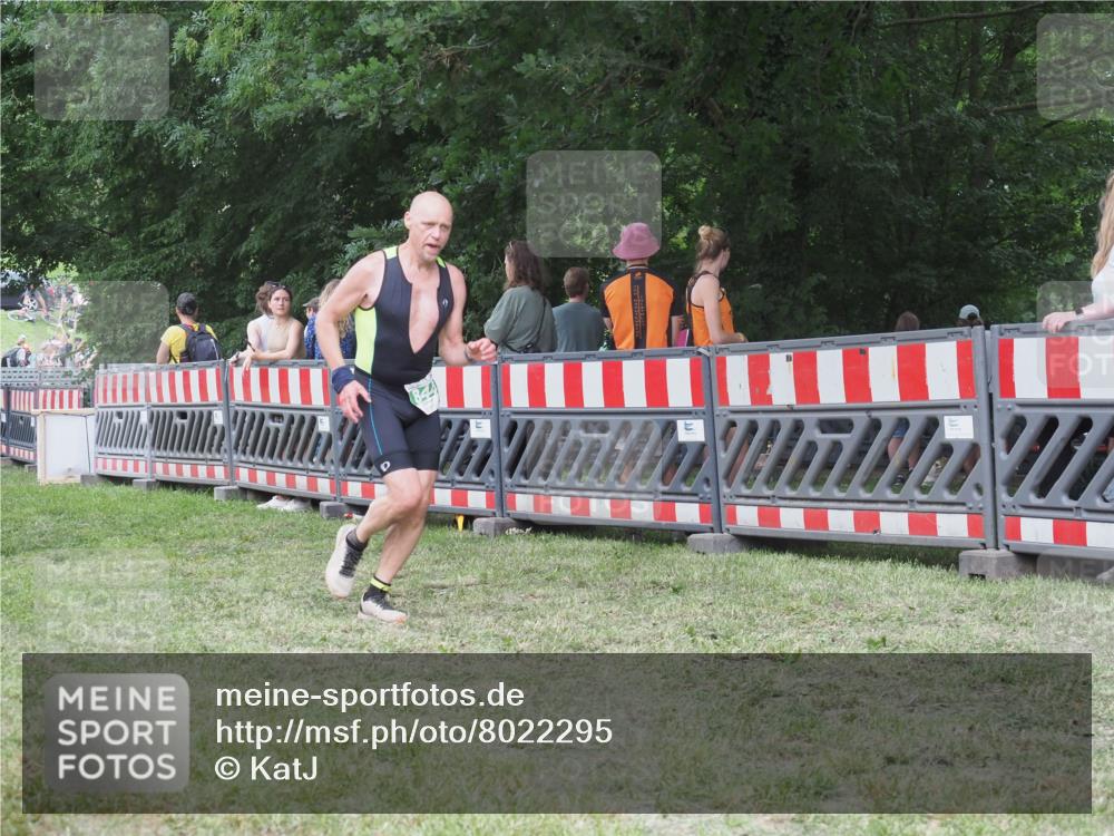 21.06.2025 - 27. Vierlanden-Triathlon KatJ http://msf.ph/oto/8022295 15.06.2025 13:21:44 Ziel 844, 859 meine-sportfotos.de