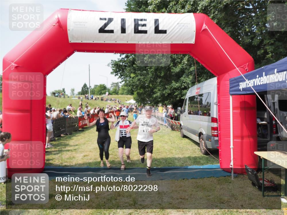 21.06.2025 - 27. Vierlanden-Triathlon MichiJ http://msf.ph/oto/8022298 15.06.2026 11:37:33 Ziel 586, 611, 615 meine-sportfotos.de