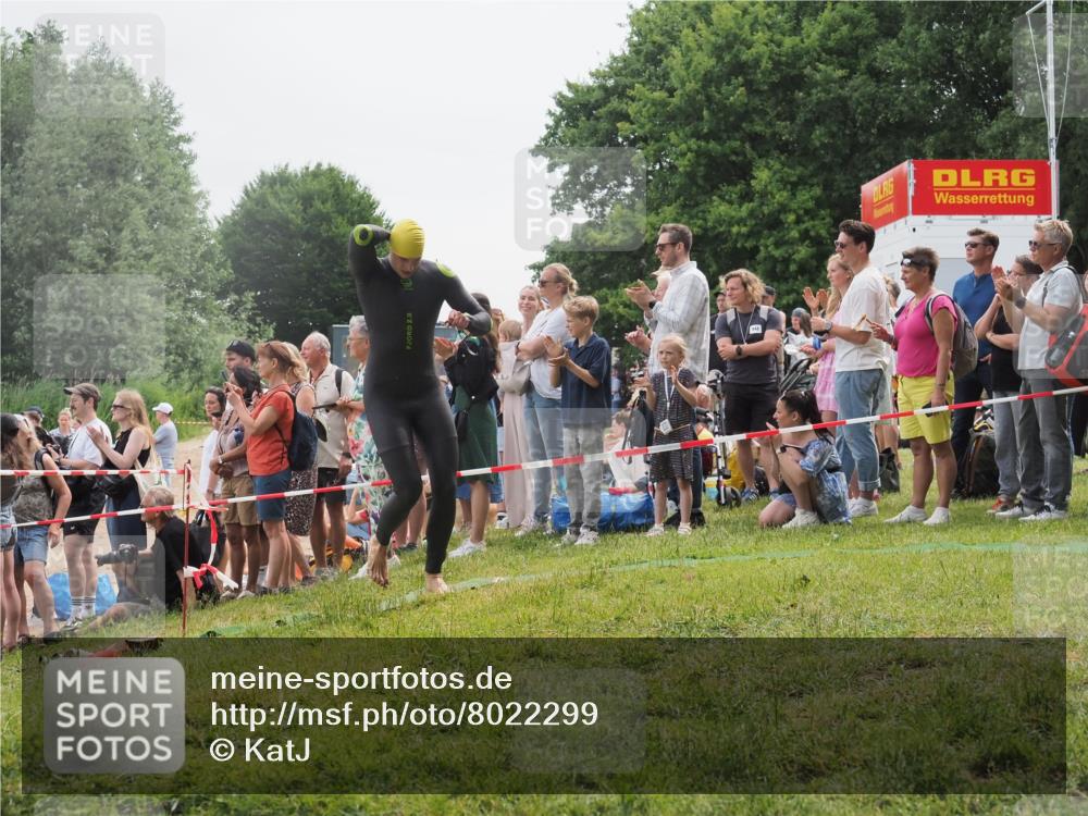15.06.2025 - 27. Vierlanden-Triathlon KatJ http://msf.ph/oto/8022299 15.06.2025 10:54:58 Schwimmen 677, 735, 744, 761 meine-sportfotos.de