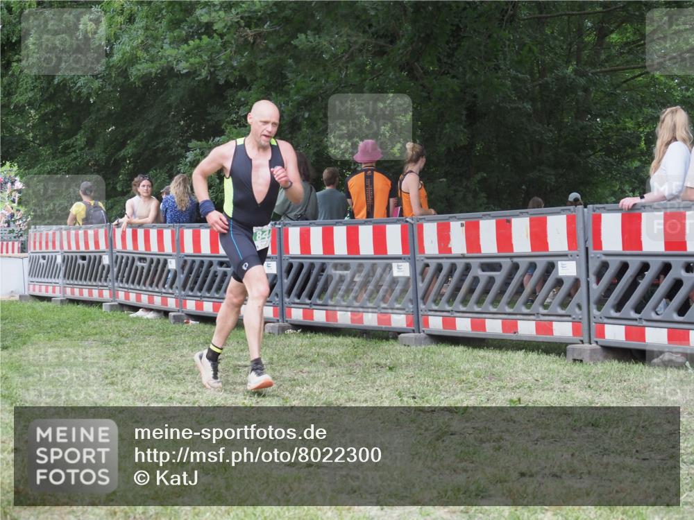 21.06.2025 - 27. Vierlanden-Triathlon KatJ http://msf.ph/oto/8022300 15.06.2025 13:21:44 Ziel 844, 859 meine-sportfotos.de