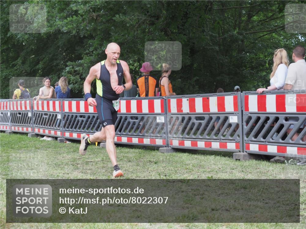 21.06.2025 - 27. Vierlanden-Triathlon KatJ http://msf.ph/oto/8022307 15.06.2025 13:21:44 Ziel 844, 859 meine-sportfotos.de