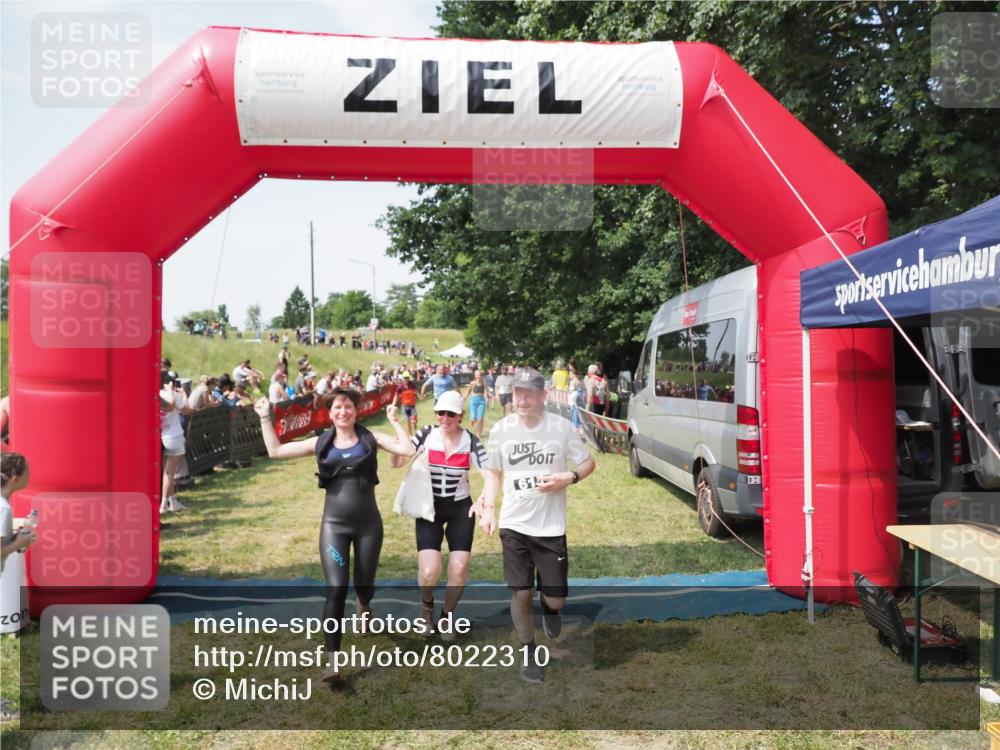21.06.2025 - 27. Vierlanden-Triathlon MichiJ http://msf.ph/oto/8022310 15.06.2026 11:37:34 Ziel 586, 611, 615 meine-sportfotos.de