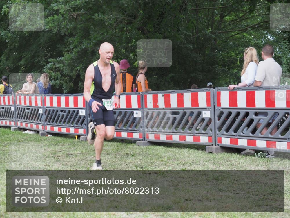 21.06.2025 - 27. Vierlanden-Triathlon KatJ http://msf.ph/oto/8022313 15.06.2025 13:21:44 Ziel 844, 859 meine-sportfotos.de