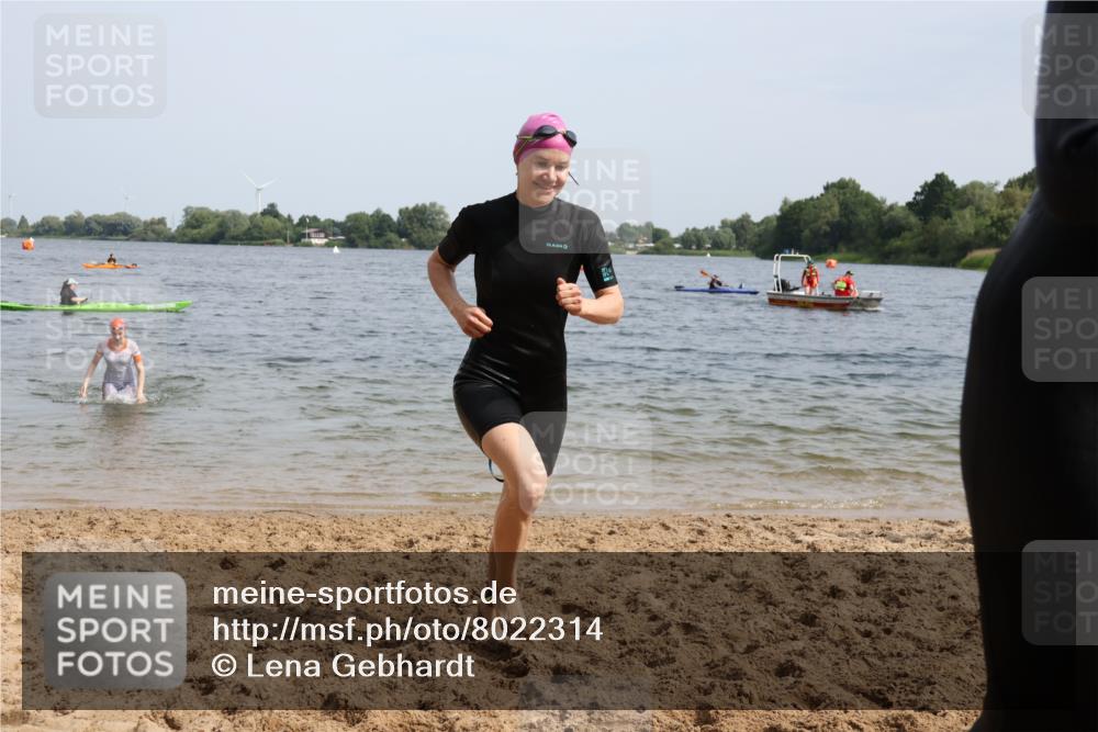 15.06.2025 - 27. Vierlanden-Triathlon Lena Gebhardt http://msf.ph/oto/8022314 15.06.2025 10:19:53 Schwimmen 500, 503, 539, 553, 569, 578 meine-sportfotos.de
