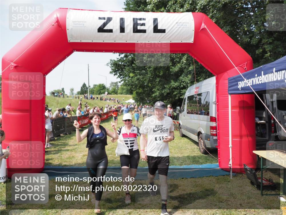 21.06.2025 - 27. Vierlanden-Triathlon MichiJ http://msf.ph/oto/8022320 15.06.2026 11:37:34 Ziel 586, 611, 615 meine-sportfotos.de