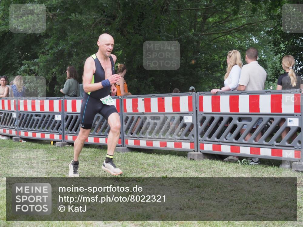 21.06.2025 - 27. Vierlanden-Triathlon KatJ http://msf.ph/oto/8022321 15.06.2025 13:21:44 Ziel 844, 859 meine-sportfotos.de