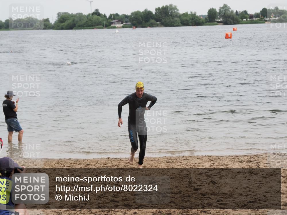 21.06.2025 - 27. Vierlanden-Triathlon MichiJ http://msf.ph/oto/8022324 15.06.2026 10:52:27 Schwimmen 682, 759 meine-sportfotos.de