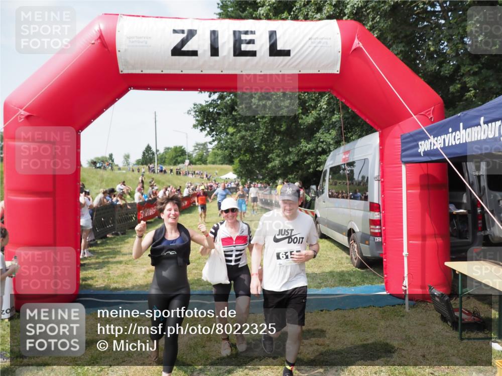 21.06.2025 - 27. Vierlanden-Triathlon MichiJ http://msf.ph/oto/8022325 15.06.2026 11:37:34 Ziel 586, 611, 615 meine-sportfotos.de