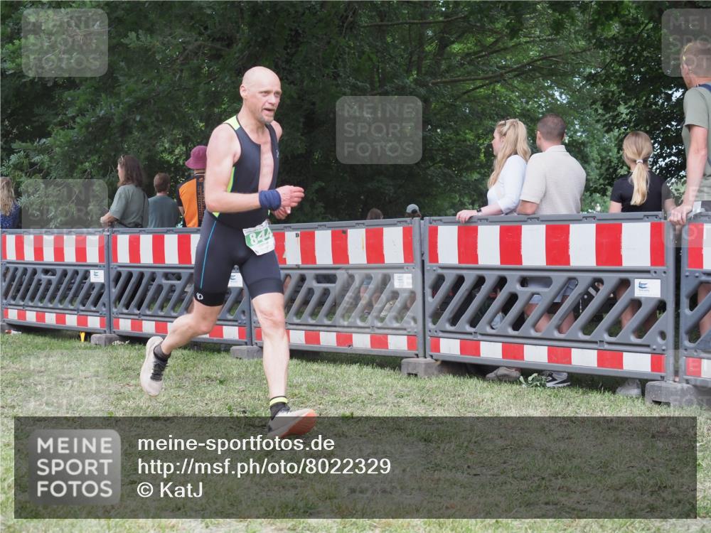 21.06.2025 - 27. Vierlanden-Triathlon KatJ http://msf.ph/oto/8022329 15.06.2025 13:21:44 Ziel 844, 859 meine-sportfotos.de