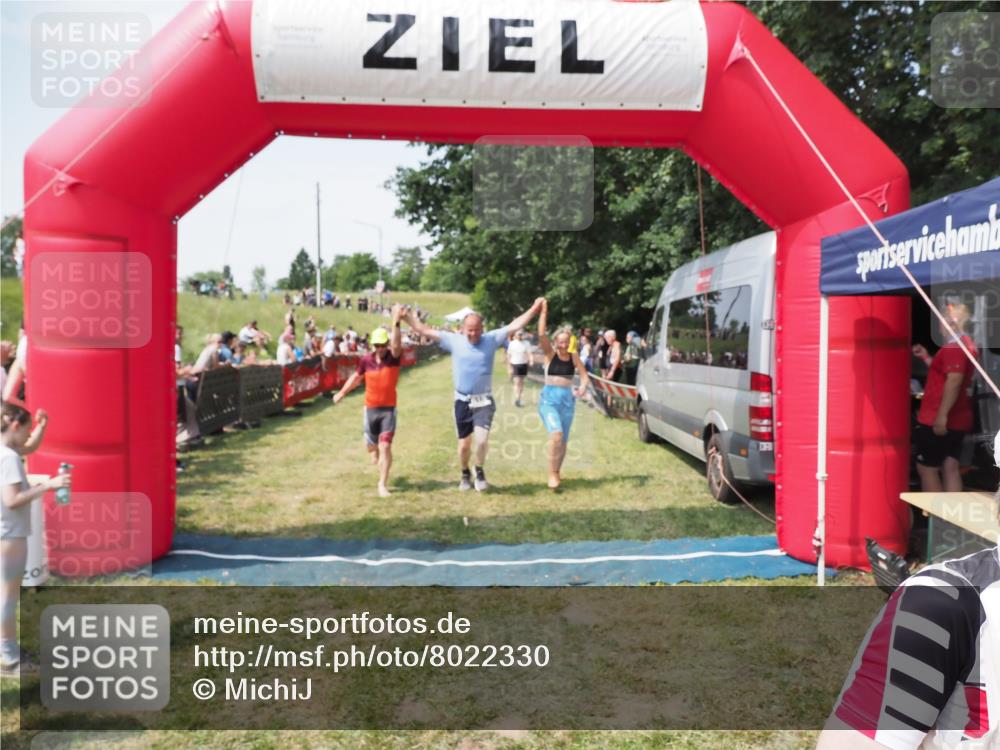 21.06.2025 - 27. Vierlanden-Triathlon MichiJ http://msf.ph/oto/8022330 15.06.2026 11:37:37 Ziel 586, 611, 615 meine-sportfotos.de