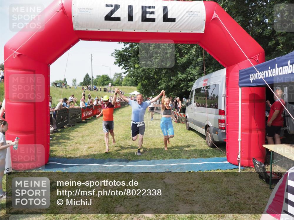 21.06.2025 - 27. Vierlanden-Triathlon MichiJ http://msf.ph/oto/8022338 15.06.2026 11:37:37 Ziel 586, 611, 615 meine-sportfotos.de