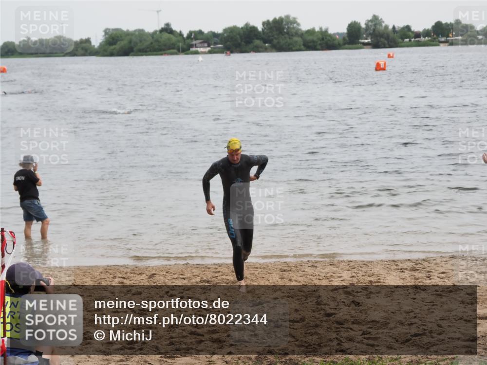 21.06.2025 - 27. Vierlanden-Triathlon MichiJ http://msf.ph/oto/8022344 15.06.2026 10:52:27 Schwimmen 682, 759 meine-sportfotos.de