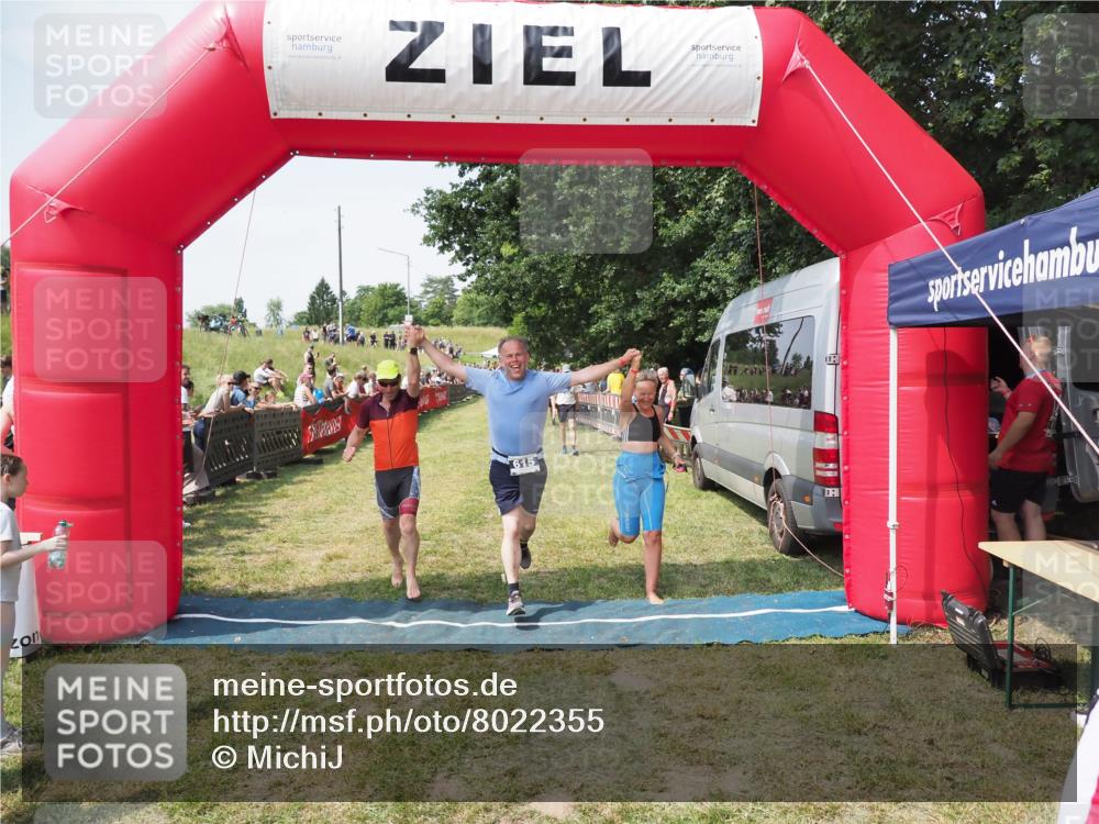 21.06.2025 - 27. Vierlanden-Triathlon MichiJ http://msf.ph/oto/8022355 15.06.2026 11:37:37 Ziel 586, 611, 615 meine-sportfotos.de