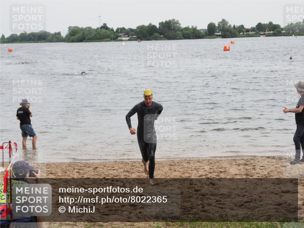 21.06.2025 - 27. Vierlanden-Triathlon MichiJ http://msf.ph/oto/8022365 15.06.2026 10:52:27 Schwimmen 682, 759 meine-sportfotos.de
