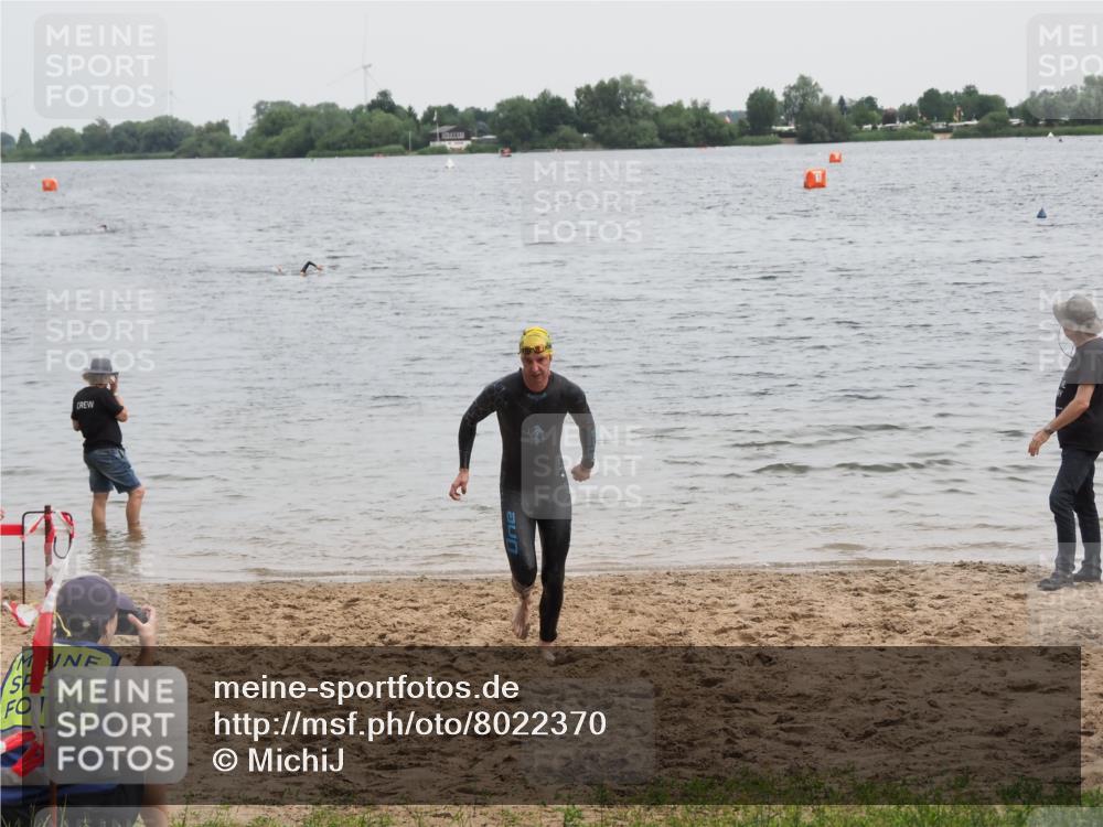 21.06.2025 - 27. Vierlanden-Triathlon MichiJ http://msf.ph/oto/8022370 15.06.2026 10:52:28 Schwimmen 682, 759 meine-sportfotos.de