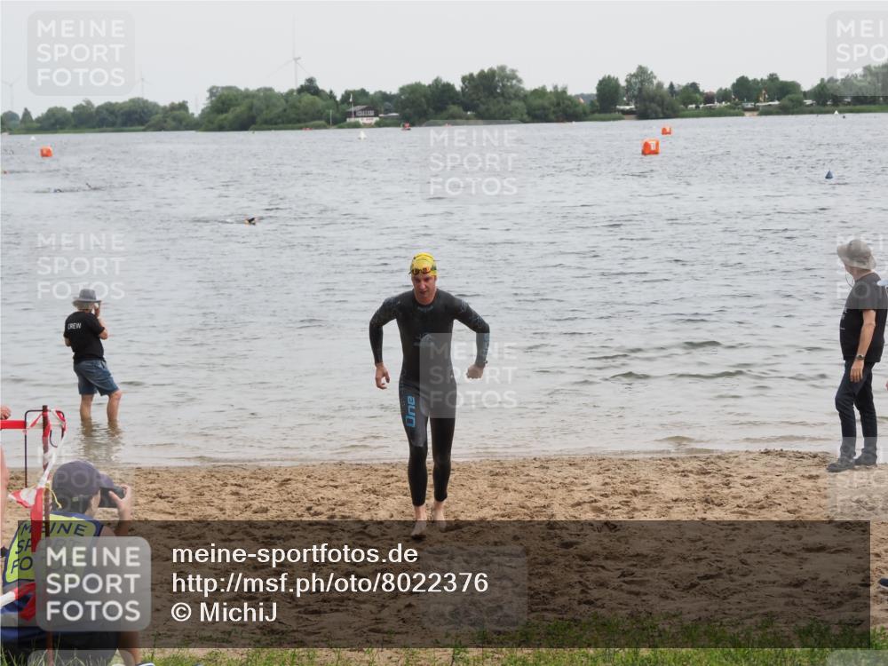 21.06.2025 - 27. Vierlanden-Triathlon MichiJ http://msf.ph/oto/8022376 15.06.2026 10:52:28 Schwimmen 682, 759 meine-sportfotos.de