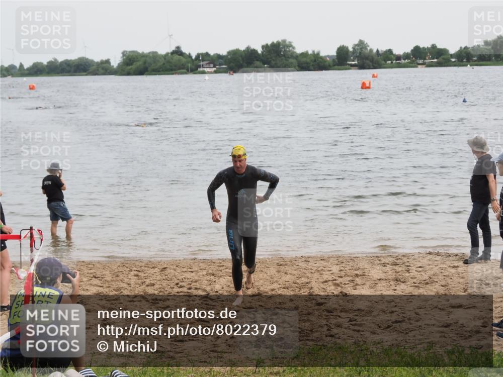 21.06.2025 - 27. Vierlanden-Triathlon MichiJ http://msf.ph/oto/8022379 15.06.2026 10:52:28 Schwimmen 682, 759 meine-sportfotos.de