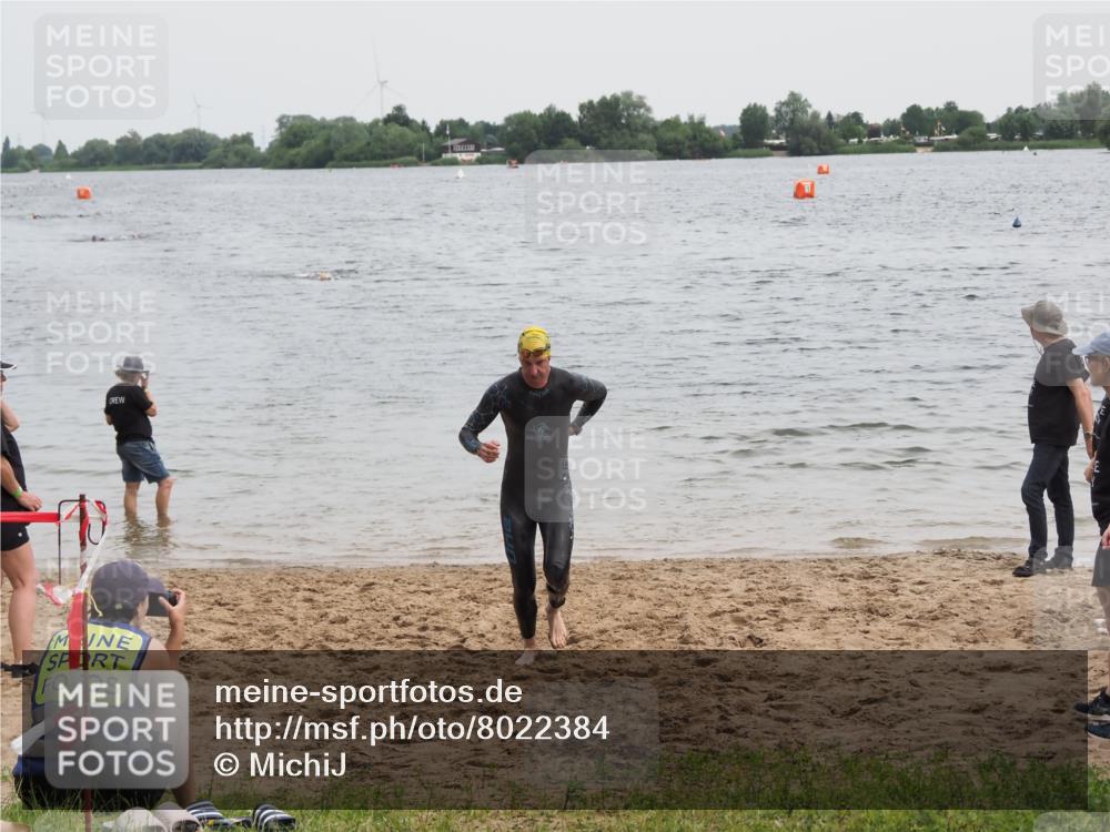 21.06.2025 - 27. Vierlanden-Triathlon MichiJ http://msf.ph/oto/8022384 15.06.2026 10:52:28 Schwimmen 682, 759 meine-sportfotos.de
