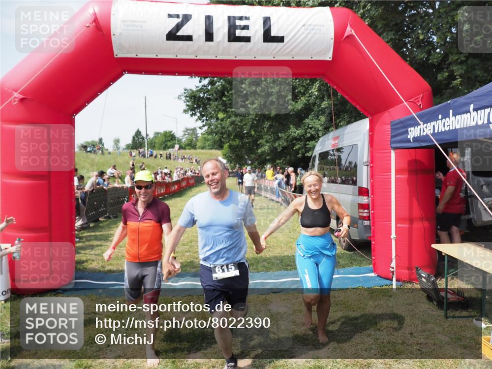 21.06.2025 - 27. Vierlanden-Triathlon MichiJ http://msf.ph/oto/8022390 15.06.2026 11:37:38 Ziel 611, 615 meine-sportfotos.de