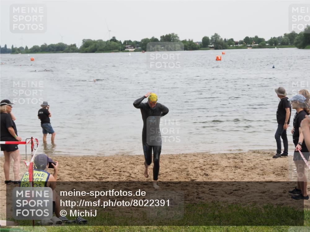 21.06.2025 - 27. Vierlanden-Triathlon MichiJ http://msf.ph/oto/8022391 15.06.2026 10:52:28 Schwimmen 682, 759 meine-sportfotos.de