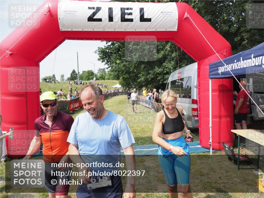 21.06.2025 - 27. Vierlanden-Triathlon MichiJ http://msf.ph/oto/8022397 15.06.2026 11:37:38 Ziel 611, 615 meine-sportfotos.de