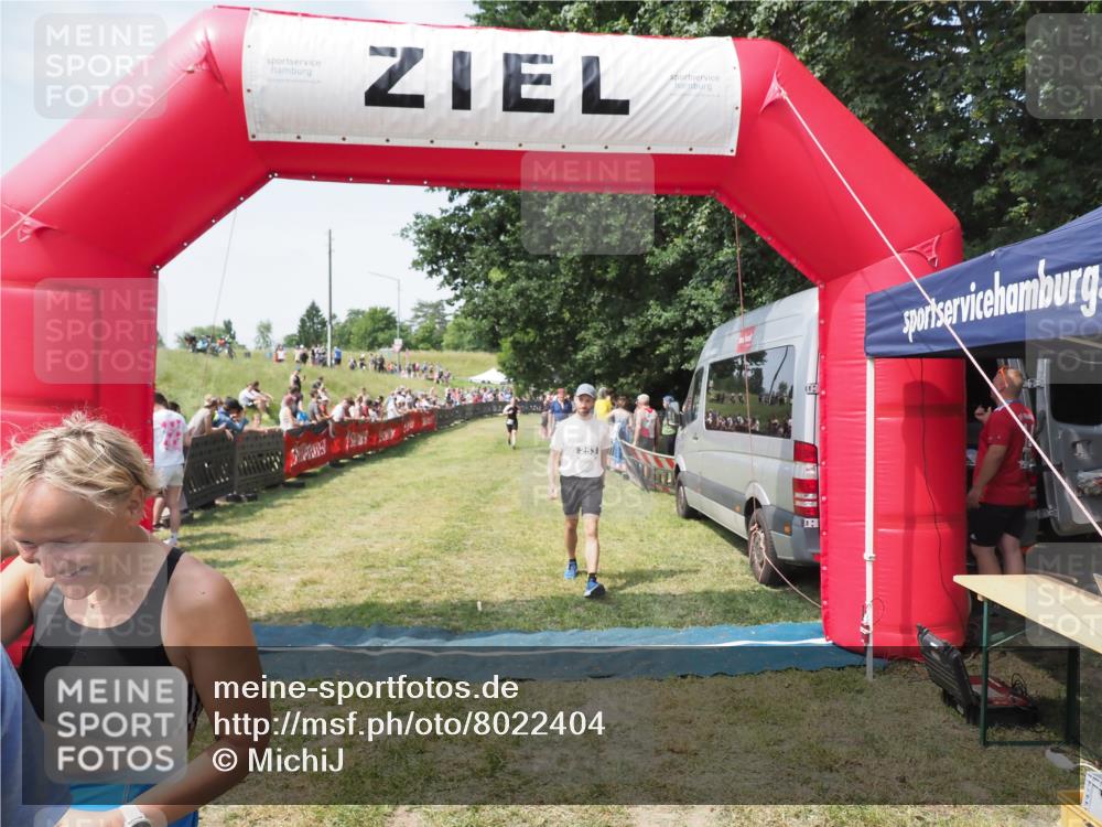 21.06.2025 - 27. Vierlanden-Triathlon MichiJ http://msf.ph/oto/8022404 15.06.2026 11:37:43 Ziel 253, 615 meine-sportfotos.de