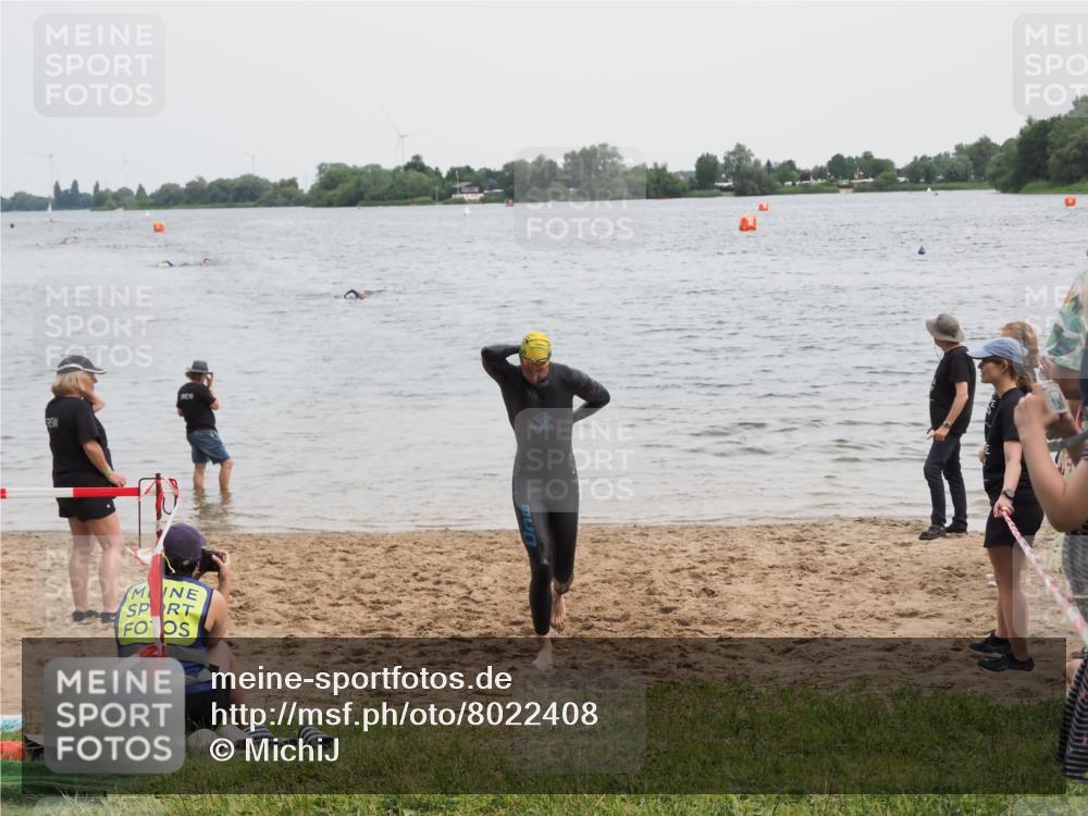 21.06.2025 - 27. Vierlanden-Triathlon MichiJ http://msf.ph/oto/8022408 15.06.2026 10:52:29 Schwimmen 682, 759 meine-sportfotos.de
