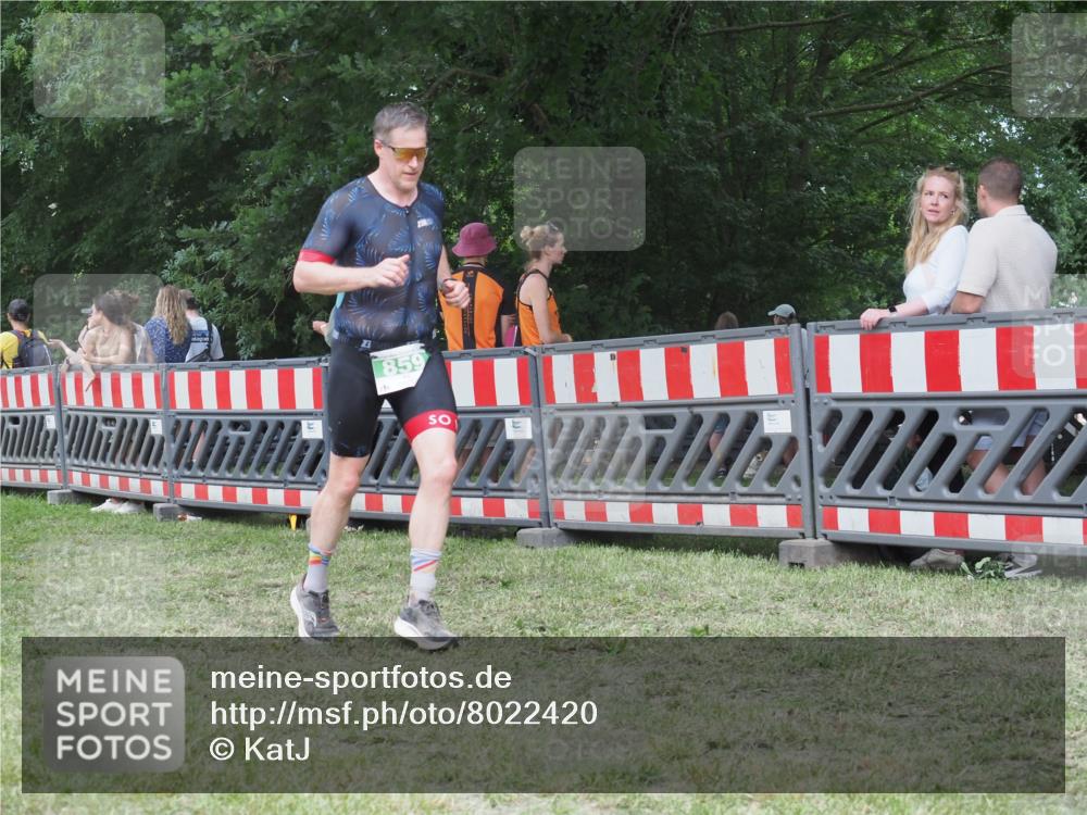 21.06.2025 - 27. Vierlanden-Triathlon KatJ http://msf.ph/oto/8022420 15.06.2025 13:21:49 Ziel 746, 859 meine-sportfotos.de