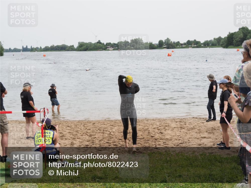 21.06.2025 - 27. Vierlanden-Triathlon MichiJ http://msf.ph/oto/8022423 15.06.2026 10:52:29 Schwimmen 682, 759 meine-sportfotos.de