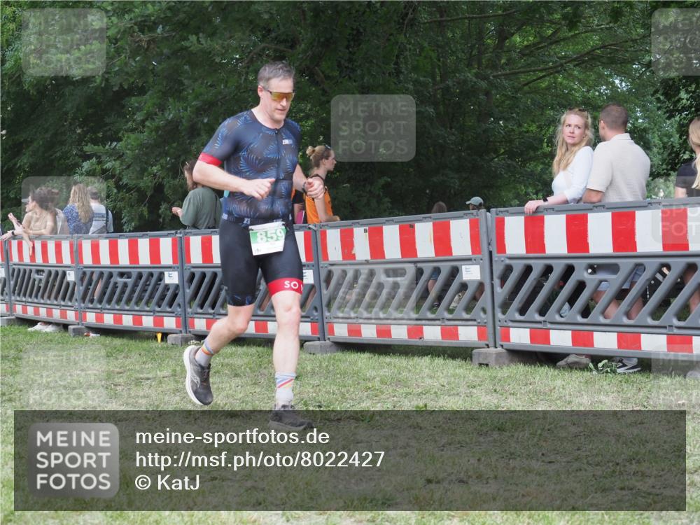 21.06.2025 - 27. Vierlanden-Triathlon KatJ http://msf.ph/oto/8022427 15.06.2025 13:21:49 Ziel 746, 859 meine-sportfotos.de