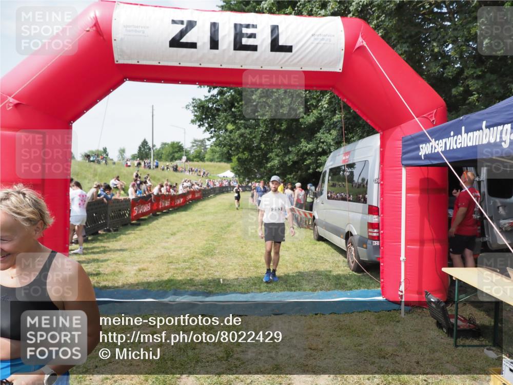 21.06.2025 - 27. Vierlanden-Triathlon MichiJ http://msf.ph/oto/8022429 15.06.2026 11:37:43 Ziel 253, 615 meine-sportfotos.de