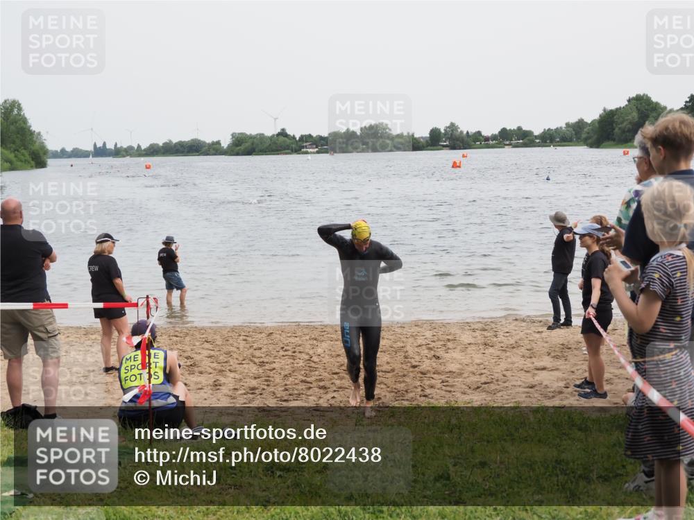21.06.2025 - 27. Vierlanden-Triathlon MichiJ http://msf.ph/oto/8022438 15.06.2026 10:52:29 Schwimmen 682, 759 meine-sportfotos.de