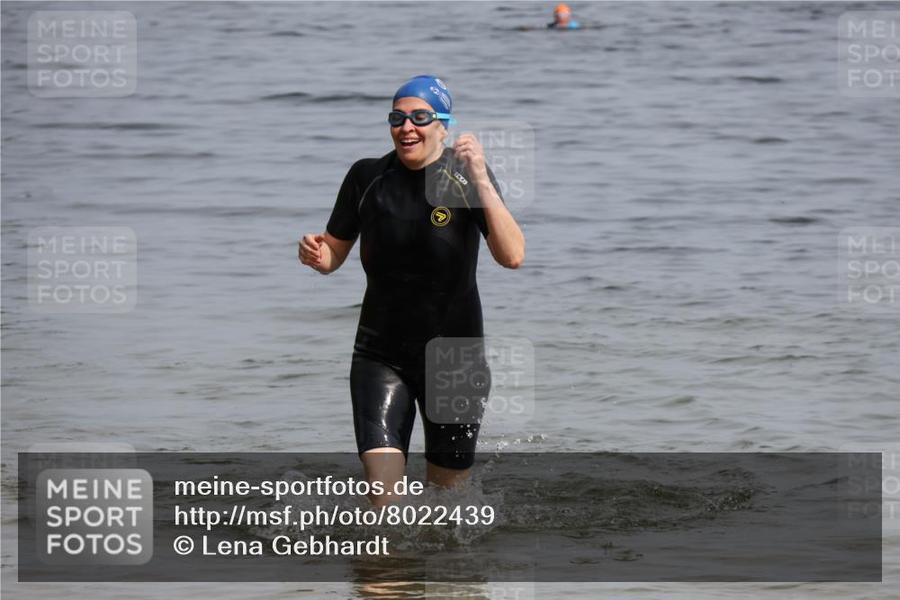 15.06.2025 - 27. Vierlanden-Triathlon Lena Gebhardt http://msf.ph/oto/8022439 15.06.2025 10:20:21 Schwimmen 616, 619 meine-sportfotos.de