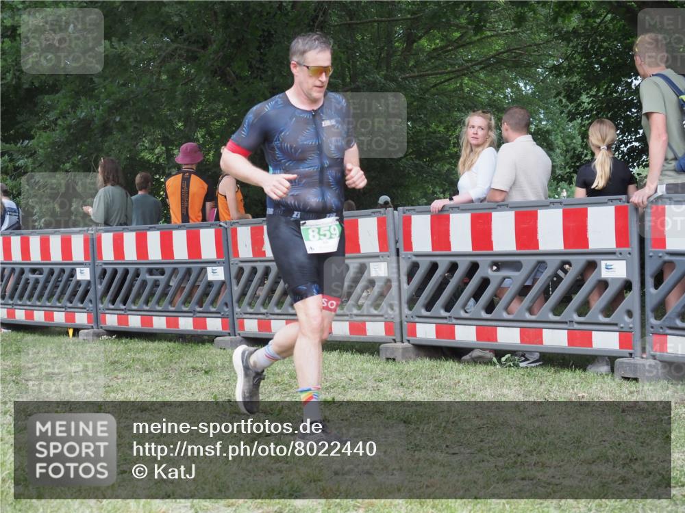 21.06.2025 - 27. Vierlanden-Triathlon KatJ http://msf.ph/oto/8022440 15.06.2025 13:21:50 Ziel 746, 859 meine-sportfotos.de