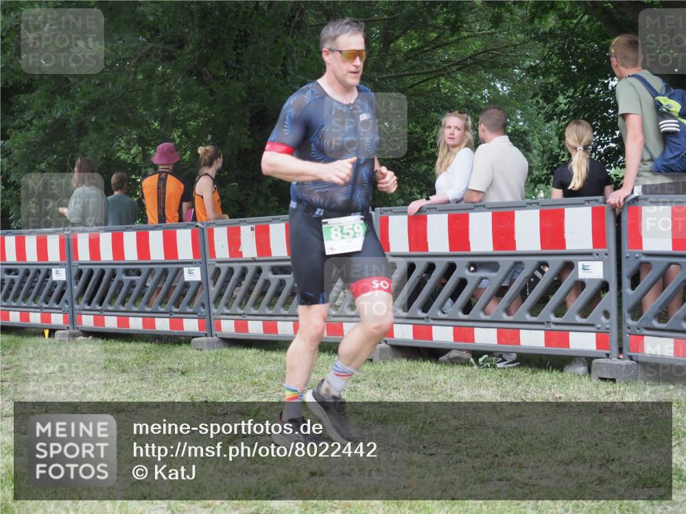 21.06.2025 - 27. Vierlanden-Triathlon KatJ http://msf.ph/oto/8022442 15.06.2025 13:21:50 Ziel 746, 859 meine-sportfotos.de