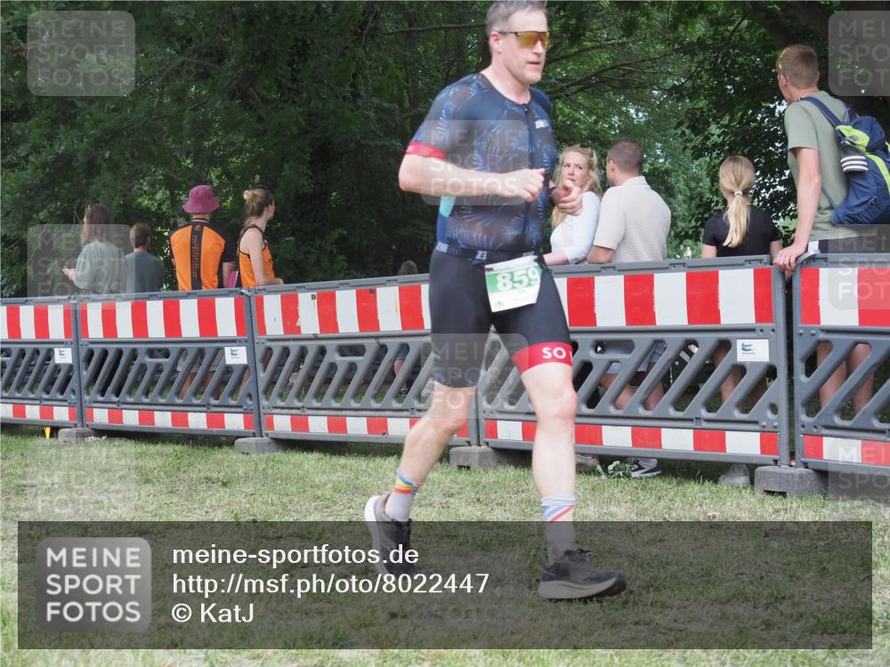 21.06.2025 - 27. Vierlanden-Triathlon KatJ http://msf.ph/oto/8022447 15.06.2025 13:21:50 Ziel 746, 859 meine-sportfotos.de