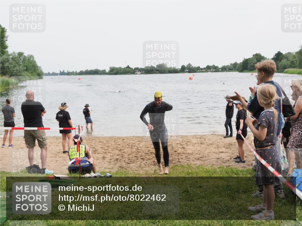 21.06.2025 - 27. Vierlanden-Triathlon MichiJ http://msf.ph/oto/8022462 15.06.2026 10:52:30 Schwimmen 682, 759 meine-sportfotos.de