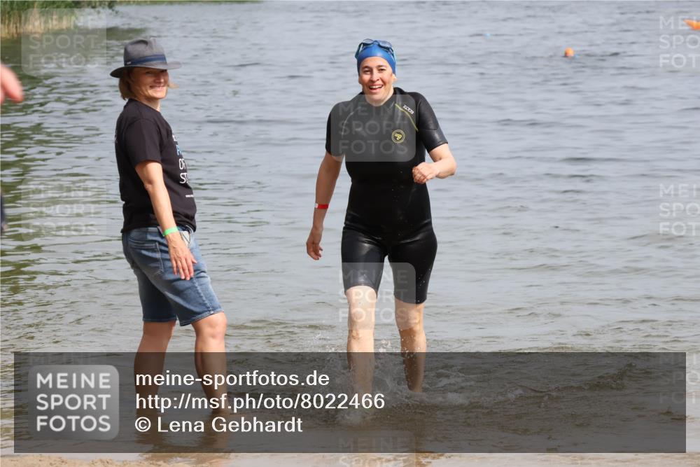 15.06.2025 - 27. Vierlanden-Triathlon Lena Gebhardt http://msf.ph/oto/8022466 15.06.2025 10:20:23 Schwimmen 619 meine-sportfotos.de