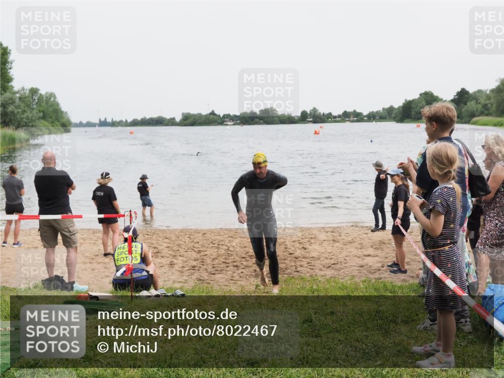 21.06.2025 - 27. Vierlanden-Triathlon MichiJ http://msf.ph/oto/8022467 15.06.2026 10:52:30 Schwimmen 682, 759 meine-sportfotos.de