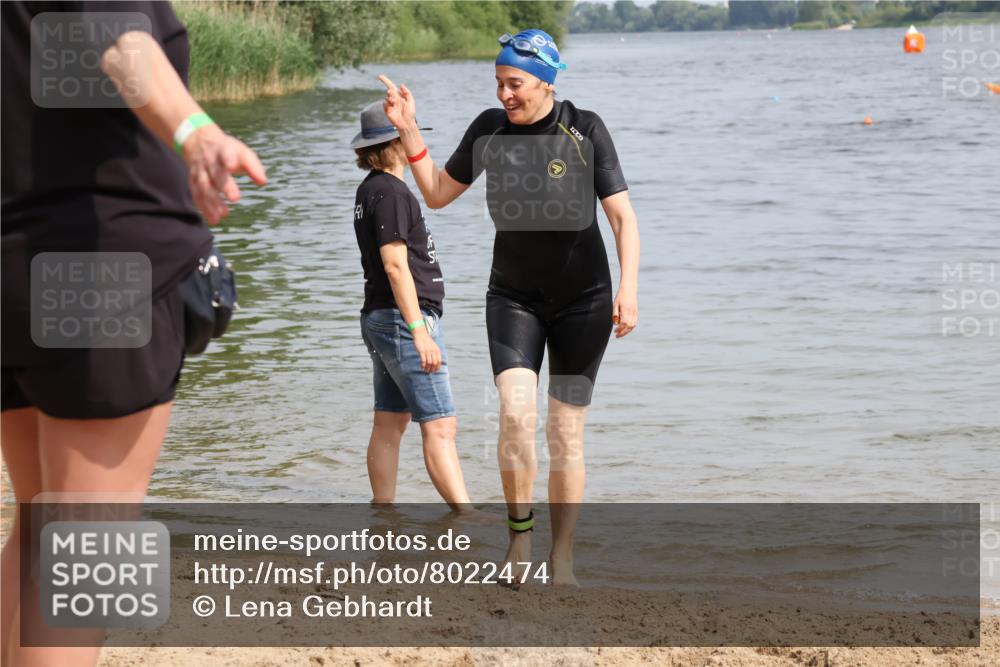 15.06.2025 - 27. Vierlanden-Triathlon Lena Gebhardt http://msf.ph/oto/8022474 15.06.2025 10:20:25 Schwimmen 619 meine-sportfotos.de